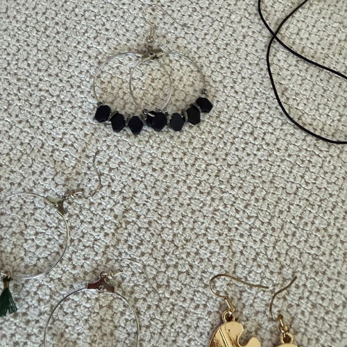Jewelry set with 6 earrings and 1 necklace with stainless steel elephant element used, multicolor