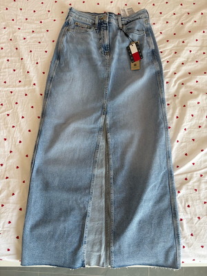 Tommy Jeans μακριά τζιν φούστα σε ανοιχτό μπλε, μέγεθος 26