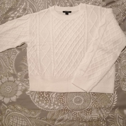 Pullover size S-M like new, white, knit pattern