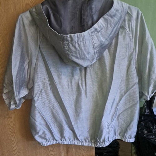 Jacket with short sleeves gray with hood and two zip pockets like new