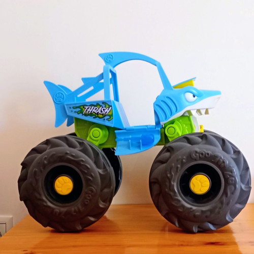 Stretch & Strike Thrash Mobile GJT36000 toy vehicle like new