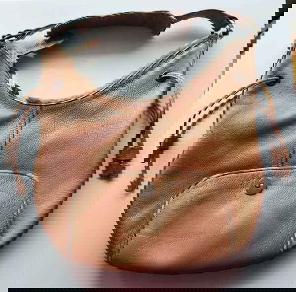 Δερμάτινη τσάντα Burberry σε καφέ χρώμα.