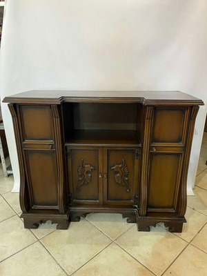 Vintage wooden carved living room furniture with woodcarving details 88x108x43