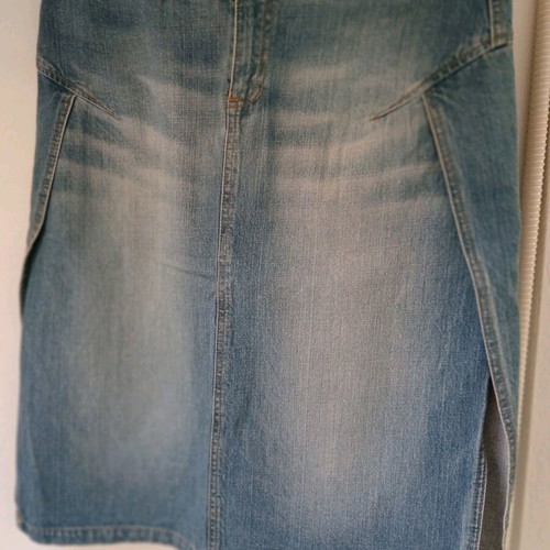 Zara denim pencil skirt like new with side slits, blue