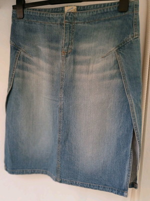 Zara denim pencil skirt like new with side slits, blue