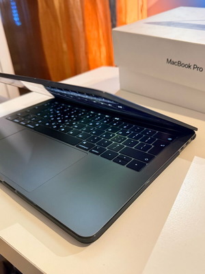 Apple MacBook Pro 13" 2019 i5 8GB 256GB SSD like new
