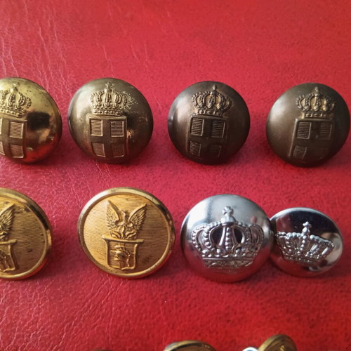 Lot of 19 used collectible military buttons of various sizes