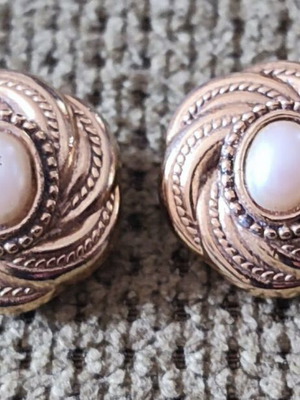 Vintage clip-on earrings gold tone with white stone like new