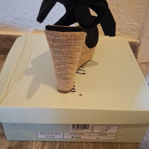 Bella women's black platform shoes like new, suede, size 37