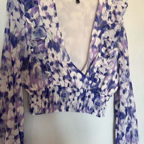 Calliope blouse like new, lightweight with unique pattern