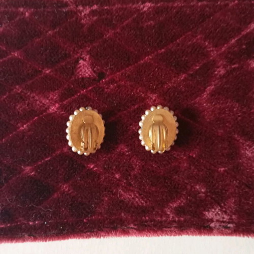 Vintage Cameo earrings clips, like new
