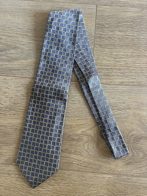 Hermes silk tie like new with geometric basketweave pattern in blue and yellow
