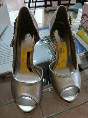 Luciaren women's sandals size 36 silver like new