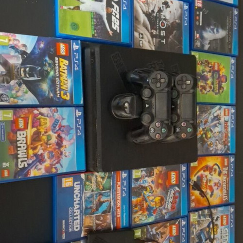 PlayStation 4 PS4 like new with 19 games, 2 controllers and charger