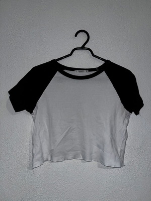 Κοντό γυναικείο T-shirt Pull & Bear σαν καινούργιο, άσπρο και κόκκινο, μέγεθος S