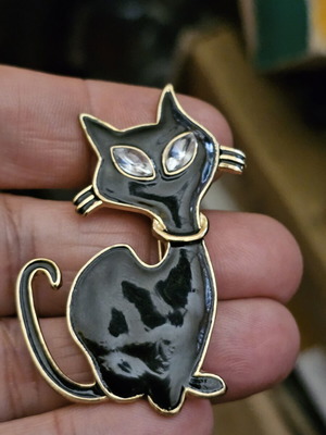 Cat brooch, black and gold