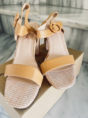 Beige sandals size 39 with straw detail, like new