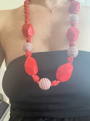Necklace like new, red