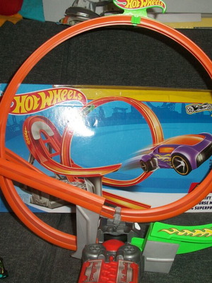 Hot Wheels Power Shift Raceway Track Set like new with 4 cars