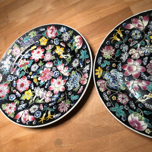 Set of 2 vintage Chinese porcelain decorative plates like new