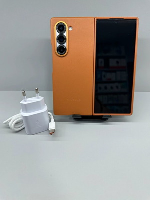 Samsung Galaxy Z Fold 6 smartphone με δερμάτινη θήκη και φορτιστή