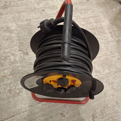 Extension reel like new with multiple sockets and sturdy metal base
