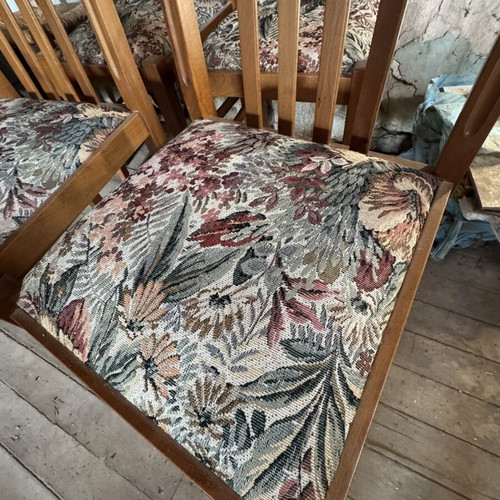 Wooden extendable round dining table set with 4 chairs like new