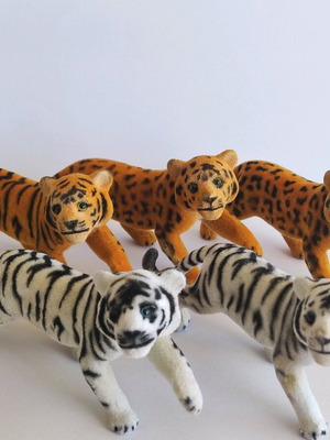Wild animal figures like new, pack of 5 tigers and leopards