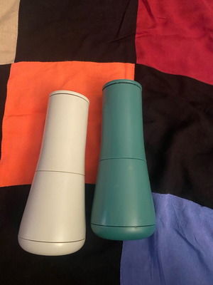 Salt and pepper pots grinders like new