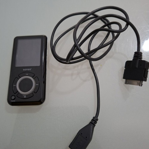 Sandisk Sansa e250 MP3 player with cable