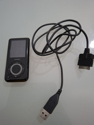 Sandisk Sansa e250 MP3 player with cable