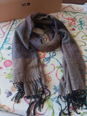 Γυναικείο κασκόλ σε σκούρα χρώματα, σε πολύ καλή κατάσταση