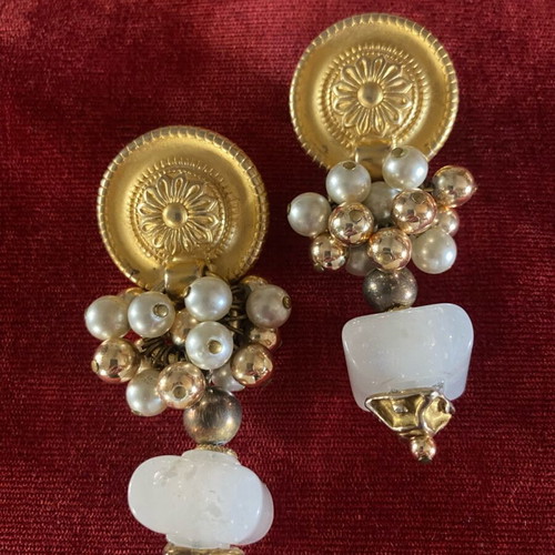 Vintage dangling earrings like new, gold tone with pearls