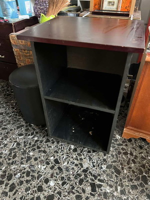 Ξύλινη μαύρη ραφιέρα μεταχειρισμένη με μικρές φθορές