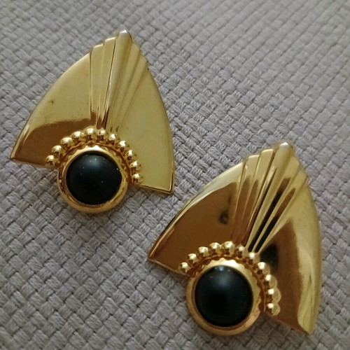 Vintage clip earrings with black stone like new, gold tone