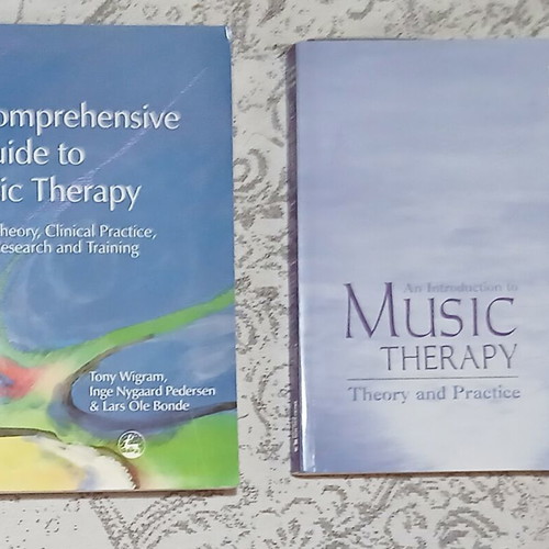 A Comprehensive Guide to Music Therapy book like new, Greek