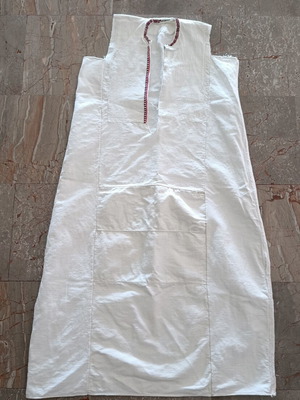 Sleeveless traditional shirt with embroidered neckline