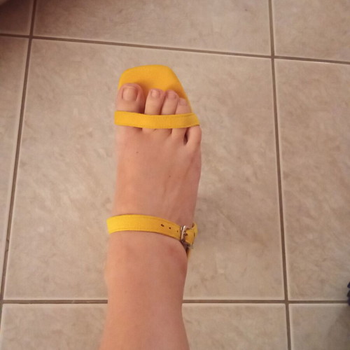 Yellow suede sandals new, size 36, 6cm heel