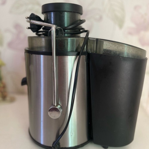 Izzy electric juicer used