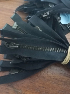 Black metal separating zippers bronze, 73 pieces, 55 cm