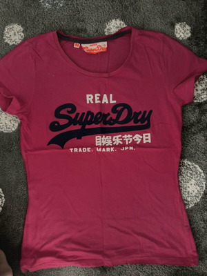 Μπλουζάκι Superdry μεταχειρισμένο, μέγεθος M, ροζ, με μικρές λεκέδες από χλωρίνη