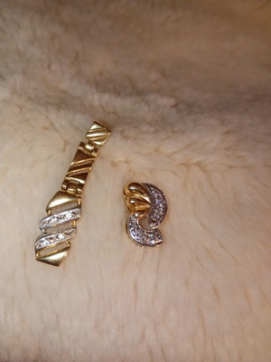 14K gold earring and pendant set with 9 zircons, like new