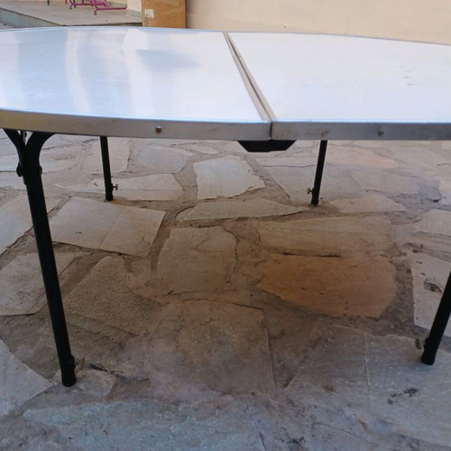 Outdoor folding table like new, metal construction, seats 6