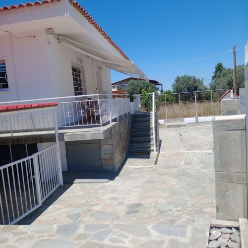 Detached house in Agioi Apostoloi Attica near sea, renovated