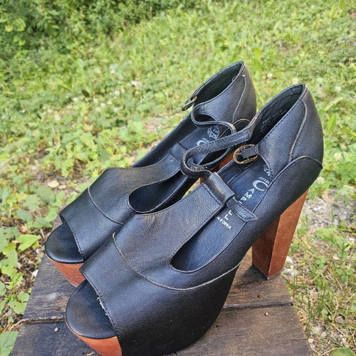 Jeffrey Campbell high heel shoes size 40 like new, foxy wood