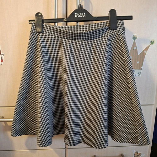 Only skirt black and white above the knee like new, elastic waist, size S