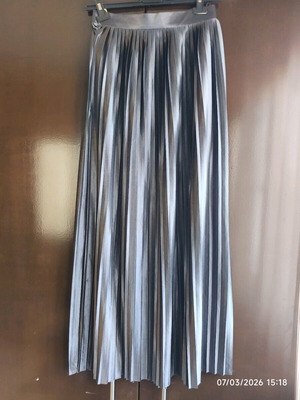 Pleated skirt silver used, size M