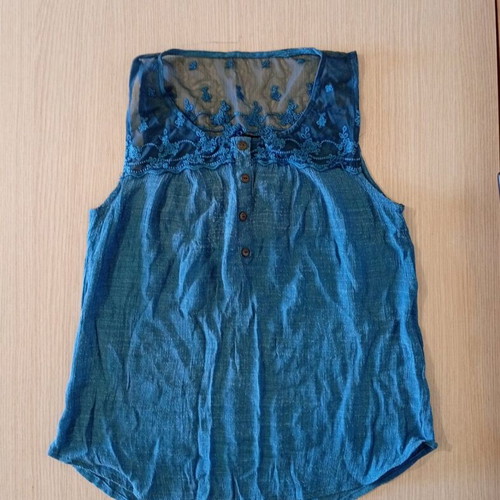 Mine women's top size M like new, petrol green