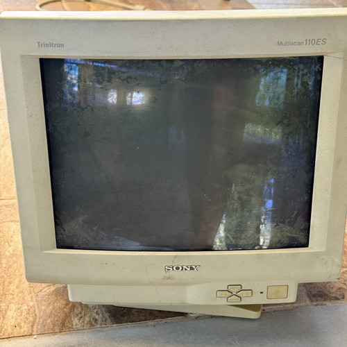 Sony Trinitron CPD-110EST 15" CRT display for spare parts or repair