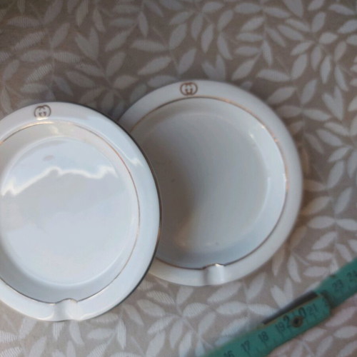 Gucci vintage ashtrays like new, collectible, round with gold decoration